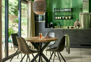 Sistemazione glamping moderna a Buitenplaats Beekhuizen - Forest cabins Veluwe, pareti verdi e grandi finestre.