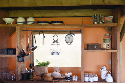 Knusse keukenopstelling in een glamping woodlodge bij Duynpark Het Zwanenwater, Noord-Holland, Nederland.