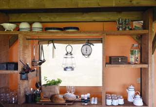 Komfortabelt køkkenområde i et glamping-woodlodge ved Duynpark Het Zwanenwater, Noord-Holland, Holland.