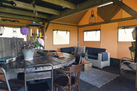 Binnenaanzicht van glampingaccommodatie bij Duynpark Het Zwanenwater Woodlodges in Noord-Holland.
