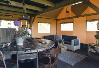 Indvendigt billede af glampingindkvartering hos Duynpark Het Zwanenwater Woodlodges i Noord-Holland.