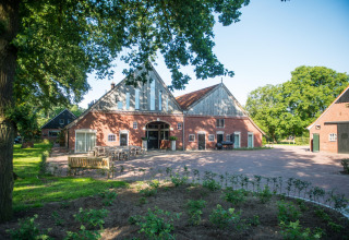 Glamping accommodatie bij Erfgoed Bossem - Lodgetenten Twente met een authentieke Twentse boerderij en buitenruimte.