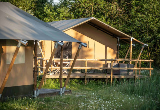 Modern glamping safari tents with wooden decking at Erfgoed Bossem - Lodgetenten Twente in nature.