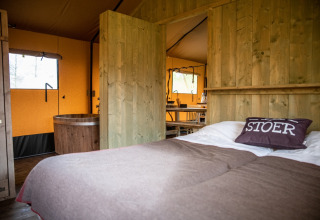 Interno accogliente di una tenda glamping presso Erfgoed Bossem - Lodgetenten Twente nei Paesi Bassi.