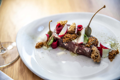 Plato gourmet presentado en Erfgoed Bossem - Lodgetenten Twente, una experiencia de glamping en Twente.