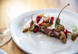 Plat gastronomique servi chez Erfgoed Bossem - Lodgetenten Twente, une expérience de glamping exceptionnelle.