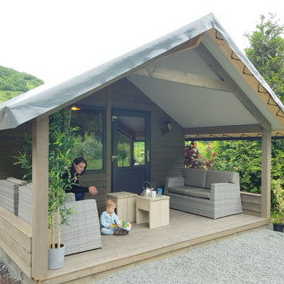 Hébergement glamping au Camping Alf - Chalets Rhénanie-Palatinat, terrasse confortable avec sièges.