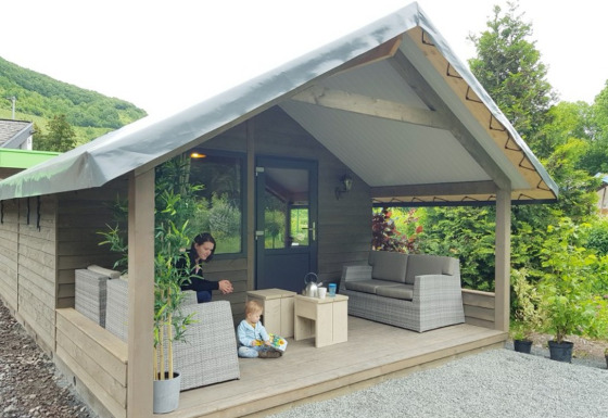 Alojamiento glamping en Camping Alf - Chalets Renania-Palatinado, porche con cómodos asientos al aire libre.