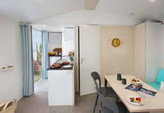 Moderne glamping accommodatie bij Camping Alf - Chalets Rijnland-Palts met keuken, eethoek en buitenzicht.