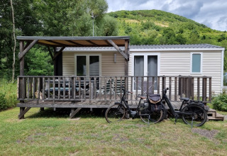 Alojamiento glamping moderno en Camping Alf - Chalets Rijnland-Palts con terraza y bicicletas en entorno natural.