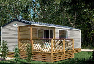 Glamping-indkvartering på Camping Alf - Chalets Rijnland-Palts, mobilhytte med terrasse i naturen.