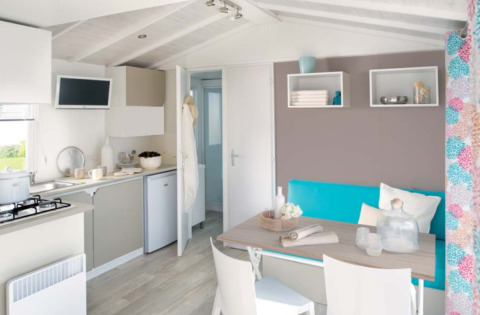 Sistemazione glamping moderna al Camping Alf - Chalets Rijnland-Palts con zona pranzo e cucina luminosa.