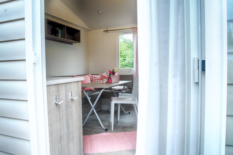 Entrée d'un mobil-home glamping confortable avec déco rose au Camping Nahemühle en Rhénanie-Palatinat.