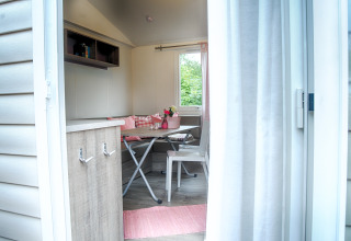 Eingang zu einem gemütlichen Glamping-Mobilheim mit rosa Dekorationen bei Camping Nahemühle in Rheinland-Pfalz.