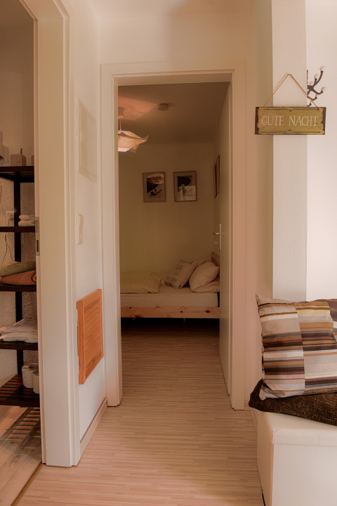 Vista interior del alojamiento glamping en Camping Nahemühle con dormitorio acogedor y decoración moderna.