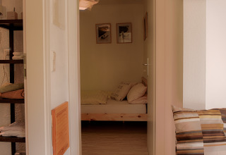 Vista interna dell'alloggio glamping al Camping Nahemühle con camera da letto accogliente e arredi moderni.