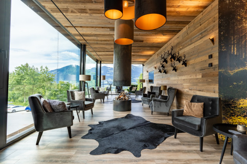 Moderna lounge all'Alpencamping Nenzing - Premium chalet in Voralberg, con vista sulle montagne.