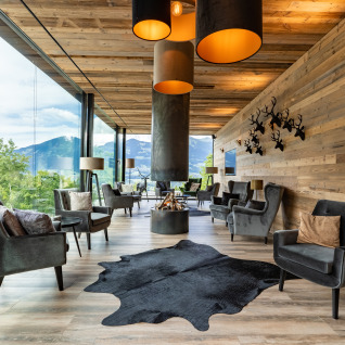 Moderna lounge all'Alpencamping Nenzing - Premium chalet in Voralberg, con vista sulle montagne.