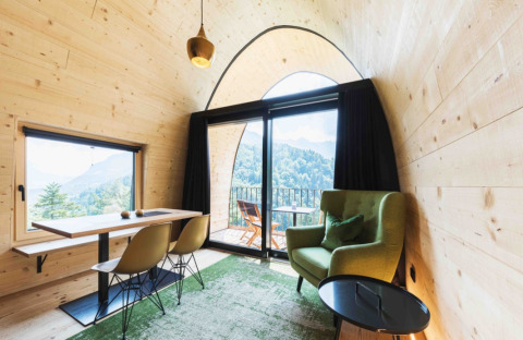 Chalet premium luminoso all'Alpencamping Nenzing in Vorarlberg con arredi moderni e vista sulle montagne.