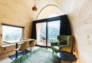 Lyst premium chalet på Alpencamping Nenzing i Vorarlberg med moderne møbler og bjergudsigt.
