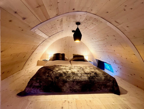 Premium chalet på Alpencamping Nenzing i Vorarlberg med hyggeligt soveområde og træbeklædning.