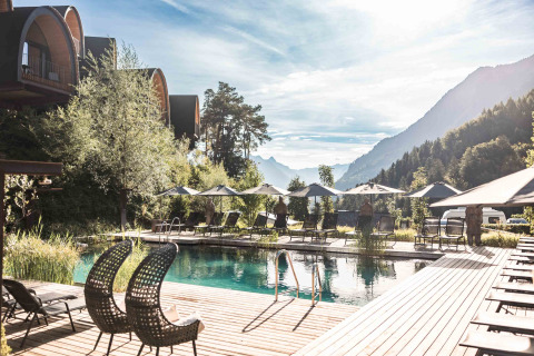 Glamping di lusso e chalet premium con piscina e vista montagna ad Alpencamping Nenzing, Vorarlberg, Austria.