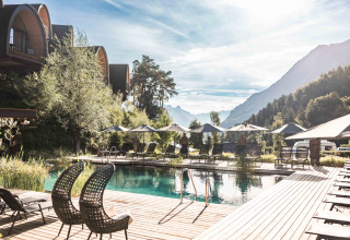 Luxus-Glamping und Premium-Chalet mit Pool und Bergblick bei Alpencamping Nenzing in Vorarlberg, Österreich.