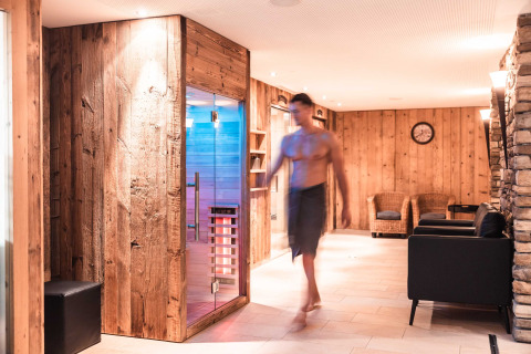 Area benessere con sauna e zona relax presso Alpencamping Nenzing Premium Chalet in Vorarlberg, Austria