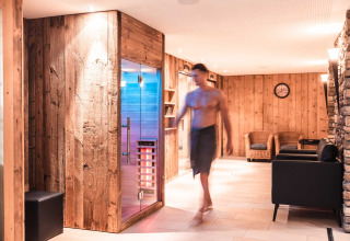 Wellnessområde med sauna og afslapningsområde i Alpencamping Nenzing Premium chalet i Vorarlberg, Østrig
