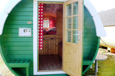 Groene campington met open deur bij Camping Ostseequelle- Wijnvaten Ostzee, Duitsland, glamping verblijf.