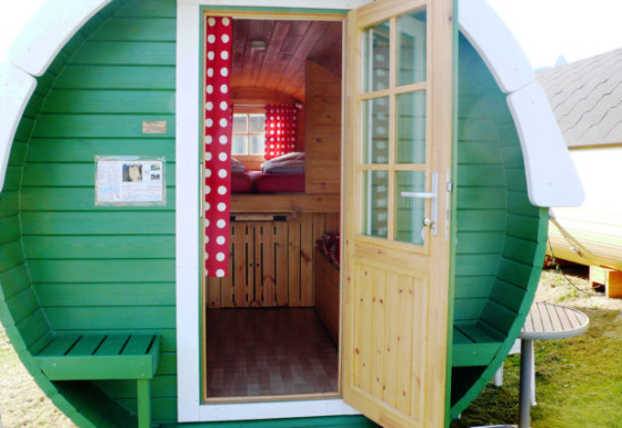 Botte da campeggio verde con porta aperta presso Camping Ostseequelle- Wijnvaten Ostzee, Germania, glamping.