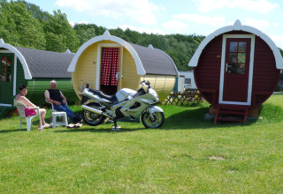 Glamping verblijf met wijnvaten, motor en twee personen bij Camping Ostseequelle, Duitsland.