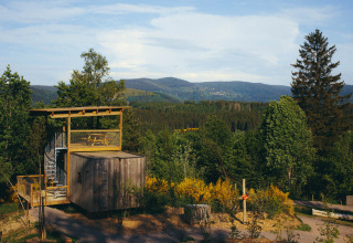 Cabane glamping Nutchel Cabins - Tiny Houses Elzas entourée de forêts et collines verdoyantes.