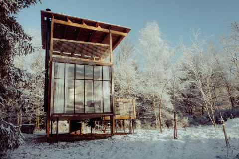 Nutchel Cabins - Tiny Houses Elzas hébergement glamping dans un paysage enneigé au design en bois moderne.