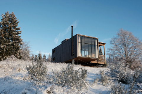 Nutchel Cabins - Tiny Houses Elzas, alojamiento glamping, moderna cabaña de madera en paisaje nevado.