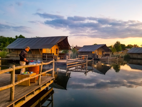 Glamping experience on the water at WaterLodges Brabant, Recreatiepark TerSpegelt, with tents and BBQ.