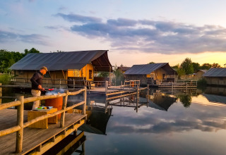Glamping au bord de l’eau avec tentes et barbecue au WaterLodges Brabant, Recreatiepark TerSpegelt.
