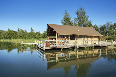 Glamping accommodatie WaterLodges Brabant bij Recreatiepark TerSpegelt, safaritent op het water.
