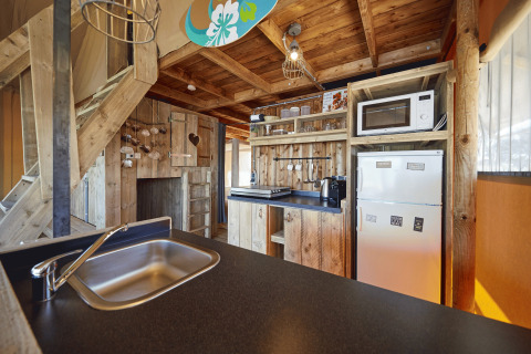 Glamping keuken in een WaterLodge bij Recreatiepark TerSpegelt, Brabant, met rustiek houten interieur.