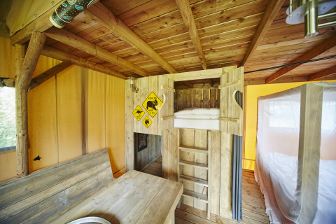 Indvendigt billede af glamping på Recreatiepark TerSpegelt - WaterLodges Brabant med køjeseng og træinteriør.