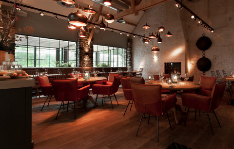 Modern restaurantinterieur bij Recreatiepark TerSpegelt WaterLodges Brabant met warme sfeerverlichting.