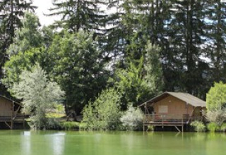 Hébergements glamping Camping Ammertal - Lodges Beieren, lodges en bois près d’un lac vert et forêt touffue