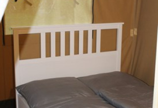 Interior de alojamiento glamping en Camping Ammertal - Lodges Beieren con una cama doble moderna.