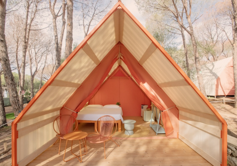 Glampingverblijf Lavita Camp Cagliari, Sardinië, met eigentijdse tent en gezellige bedden in het bos.