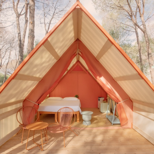 Alojamiento glamping en Lavita Camp Cagliari, Cerdeña, con tienda moderna y cama cómoda en la naturaleza.