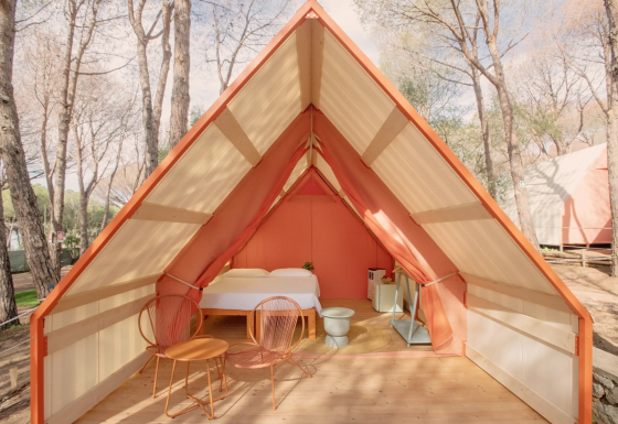 Glamping-Unterkunft bei Lavita Camp Cagliari, Sardinien, mit modernem Zelt und gemütlichem Interieur.
