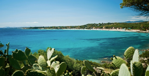 Udsigt over Lavita Camp Cagliari - Glampingtenten Sardinië med turkisblåt hav og grønne omgivelser i Sardinien.