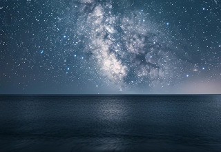Sterrennacht boven de zee, gezien vanaf de Lavita Camp Cagliari glampingtenten op Sardinië.