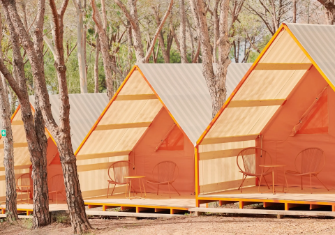 Alloggi glamping con tre tende moderne e verande al Lavita Camp Cagliari in Sardegna, in una pineta