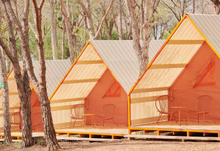 Alloggi glamping con tre tende moderne e verande al Lavita Camp Cagliari in Sardegna, in una pineta